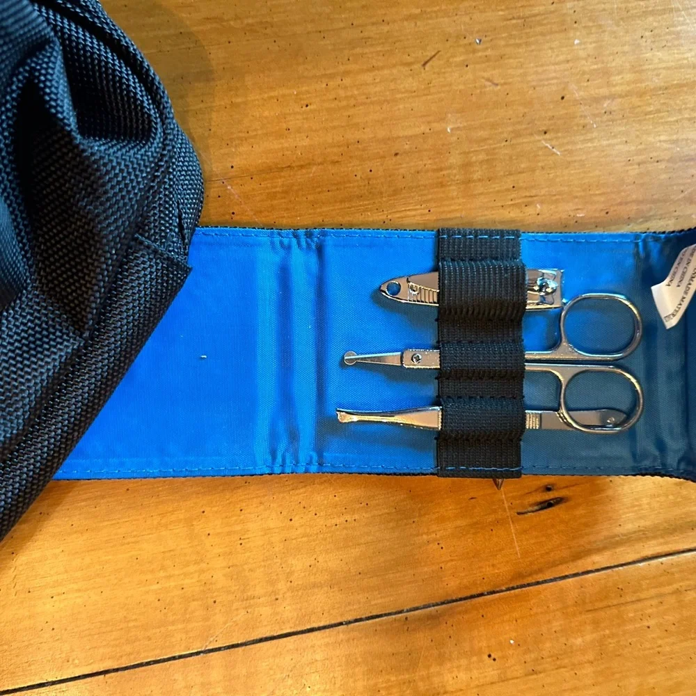 Dockers Men’s Black Travel Vacation Zipper Bag with matching Grooming Set.
